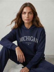 Bluza hoodie z napisem Michigan - granatowy. Niebieskie bluzy Sinsay, l, bez wzorów, bez kaptura. Za 39.99 zł.