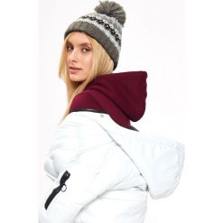 CZAPKA DAMSKA Z POMPONEM. Szare czapki TROLL, bez wzorów, z dzianiny. W wyprzedaży za 12.99 zł.