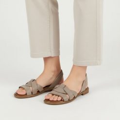 Sandały damskie Armodo, cholewka skóra naturalna pasek zakładany płaska podeszwa odkryte palce casualowy fason, szare, 40476. Szare sandały Armodo, bez wzorów, ze skóry, eleganckie, bez obcasa, na płaskiej podeszwie, bez zapięcia. Za 309.00 zł.