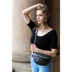 Skórzana saszetka nerka damska czarna Paolo Peruzzi Z-15-C. Czarne torebki klasyczne PAOLO PERUZZI, bez wzorów, z materiału, bez dodatków. Za 159.99 zł.