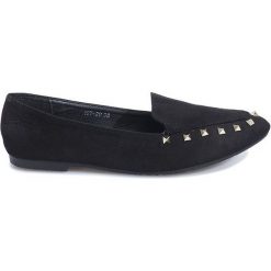 Czarne wsuwane półbuty z ćwiekami Hawen. Czarne półbuty wsuwane ButyModne, bez wzorów, eleganckie, bez obcasa, na obcasie, bez zapięcia. Za 69.00 zł.