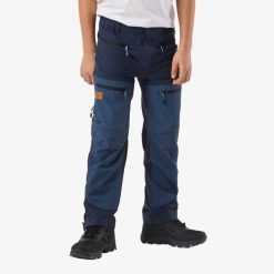 Spodnie outdoor hiking junior Swedemount Lofoten Stretch Pants szybkoschnące. Niebieskie spodnie sportowe SWEDEMOUNT, na lato, m, bez wzorów, outdoorowe. W wyprzedaży za 222.00 zł.