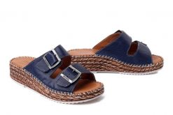 MANITU 900183-05 blau, klapki damskie. Niebieskie klapki Manitu, bez wzorów, ze skóry, bez obcasa. Za 229.42 zł.