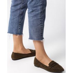 Zielone Mokasyny Riley. Zielone mokasyny Born2be, bez wzorów, ze szpiczastym noskiem, bez obcasa. Za 49.99 zł.