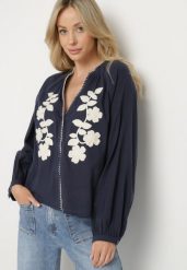 Granatowa Bawełniana Koszula Oversize z Kwiatowym Haftem Lorvesa. Niebieskie koszule Born2be, l, bez wzorów, z bawełny, eleganckie, bez kołnierzyka, bez ramiączek. Za 119.99 zł.