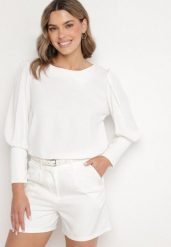 Biała Bluzka o Kroju Nietoperza z Guzikami Jenadwen. Białe bluzki Born2be, uniwersalny, bez wzorów, bez kołnierzyka, bez ramiączek. W wyprzedaży za 67.99 zł.