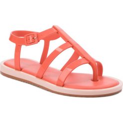 Sandały MELISSA - Caribe Verao + Salinas 32326 Pink/Red 51338. Czerwone klapki Melissa, bez wzorów, z tworzywa sztucznego, bez obcasa, bez zapięcia. W wyprzedaży za 189.00 zł.