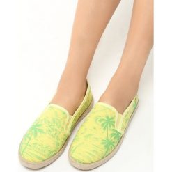 Żółte Espadryle Palm Beach. Żółte espadryle Born2be, bez wzorów, bez obcasa, na płaskiej podeszwie, bez zapięcia. Za 29.99 zł.
