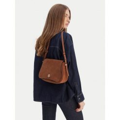 Torebka BOSS. Czarne torebki klasyczne Boss, bez wzorów, bez dodatków. Za 424.99 zł.