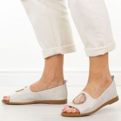 Białe skórzane płaskie sandały damskie Cambell 19389. Białe sandały Cambell, z aplikacjami, z jeansu, eleganckie, bez obcasa, na płaskiej podeszwie, bez zapięcia. Za 219.00 zł.