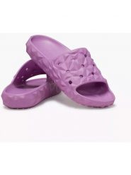 Crocs Klapki "Geometric Slide" w kolorze lawendowym rozmiar: 36/37. Różowe klapki Crocs, bez wzorów, z otwartym noskiem, bez obcasa. Za 105.14 zł.