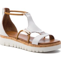 Sandały INUOVO - 8979 White. Białe sandały Inuovo, bez wzorów, ze skóry, bez obcasa, bez zapięcia. W wyprzedaży za 239.00 zł.