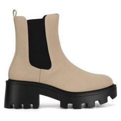 Sztyblety DeeZee. Brązowe botki DeeZee, bez wzorów, bez obcasa, na słupku, bez zapięcia. Za 169.99 zł.
