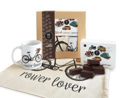 Damka — paczka (Zawartość paczki: bluza, torba, kubek, słodycze; Rozmiar koszulki / bluzy: M; Kolor koszulki / bluzy: czarny; Rodzaj nadruku: Damka). Czarne bluzy nikiniki, m, bez wzorów, z bawełny, bez kaptura. Za 259.00 zł.