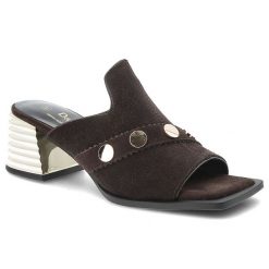 Klapki damskie S.Barski, ze skóry naturalnej zamszowej na stabilnym obcasie z metaliczną wstawką oraz ozdobnym paskiem z nitami, brązowe, CR61-3143. Brązowe klapki S.BARSKI, bez wzorów, ze skóry, bez obcasa, na obcasie. Za 287.90 zł.