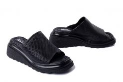ARTIKER RELAKS 54C0305 czarny, klapki damskie. Czarne klapki Artiker Relaks, bez wzorów, ze skóry, bez obcasa, na koturnie. Za 139.93 zł.