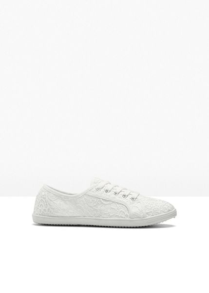 Sneakersy z koronką. Białe obuwie sportowe bonprix, z koronki, bez zapięcia. Za 94.99 zł.