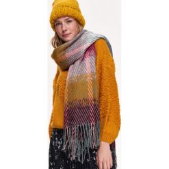 SZALIK DAMSKI. Szare szaliki TOP SECRET, bez wzorów, z dzianiny. W wyprzedaży za 39.99 zł.