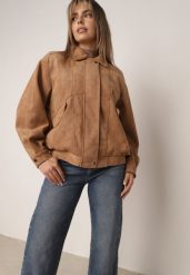 Ciemnobeżowa Kurtka Przejściowa z Imitacji Zamszu w Stylu Retro z Gumką na Dole i Kołnierzem Eurika. Brązowe kurtki Born2be, l, bez wzorów, z jeansu, bez kaptura. Za 229.99 zł.