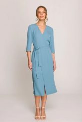 Elegancka sukienka midi z dekoltem V i rozcięciem błękitna. Niebieskie sukienki Stylove, do pracy, na lato, xl, bez wzorów, biznesowe, bez kołnierzyka, bez ramiączek, midi, ołówkowe. Za 389.00 zł.