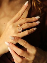 Pierres delicates Pozłacany pierścionek z perłą rozmiar: onesize. Różowe pierścionki Pierres delicates, z cyrkonią, pozłacane. Za 52.99 zł.