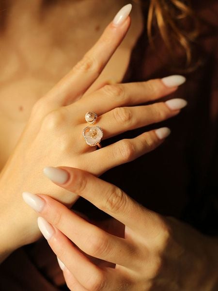 Pierres delicates Pozłacany pierścionek z perłą rozmiar: onesize. Różowe pierścionki Pierres delicates, z cyrkonią, pozłacane. Za 52.99 zł.