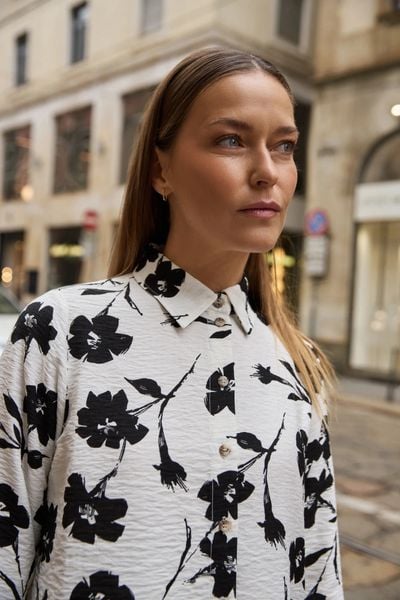 Wiskozowa koszula w kwiaty biała. Białe koszule MOODO, bez wzorów, z wiskozy, bez kołnierzyka, bez ramiączek. Za 119.99 zł.