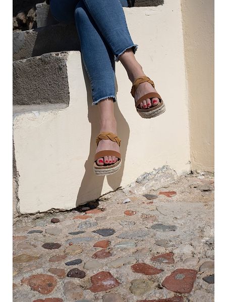 Sunbay Klapki "Mariara" w kolorze jasnobrązowym rozmiar: 38. Brązowe klapki Sunbay, bez wzorów, z otwartym noskiem, bez obcasa. Za 144.95 zł.