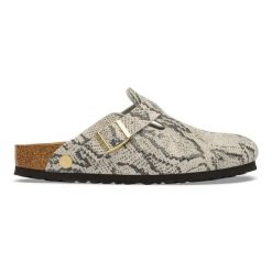 BIRKENSTOCK Boston Print LEVE Snake Oyster Klapki damskie. Brązowe klapki Birkenstock, bez wzorów, z denimu, bez obcasa. Za 629.99 zł.