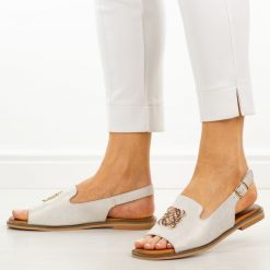 Złote skórzane płaskie sandały damskie Cambell 19453. Żółte sandały Cambell, z aplikacjami, z jeansu, casualowe, bez obcasa, na płaskiej podeszwie, bez zapięcia. Za 239.00 zł.