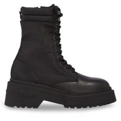 Trzewiki Tommy Jeans. Czarne botki Tommy Jeans, bez wzorów, z jeansu, bez obcasa, na słupku, bez zapięcia. Za 679.99 zł.