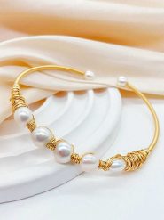 Pierres de Jade Pozłacana bransoletka z perłami rozmiar: onesize. Białe bransoletki Pierres de Jade, z perłą, pozłacane. Za 43.99 zł.