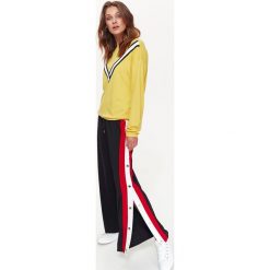 ŻÓŁTA BLUZA DAMSKA Z MODNYMI TAŚMAMI. Żółte bluzy TOP SECRET, na lato, bez wzorów, z dzianiny, bez kaptura. W wyprzedaży za 89.99 zł.