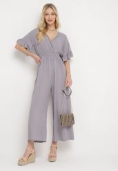 Szary Bawełniany Kombinezon z Cienkimi Gumkami w Pasie z Kopertowym Dekoltem i Falbanką Tesanell. Szare sukienki Born2be, na wiosnę, l, bez wzorów, z bawełny, eleganckie, bez kołnierzyka, bez ramiączek, mini, kopertowe. Za 49.99 zł.