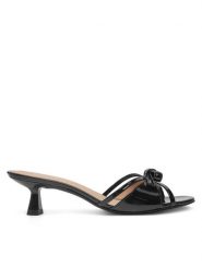 Stuart Weitzman Klapki Felicyty Solide SK118 Czarny. Czarne klapki Stuart Weitzman, bez wzorów, z lakierowanej skóry, bez obcasa. Za 959.99 zł.