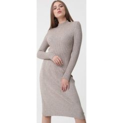 Beżowa Sukienka Laylah. Brązowe sukienki Born2be, m, bez wzorów, z dzianiny, eleganckie, bez kołnierzyka, bez ramiączek, midi, dopasowane. Za 109.99 zł.