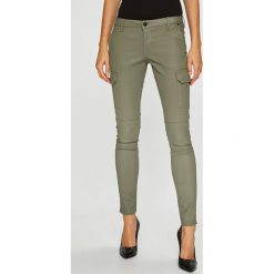 Pepe Jeans - Spodnie PL211208YB7. Szare spodnie materiałowe Pepe Jeans, na co dzień, bez wzorów, z bawełny. W wyprzedaży za 239.90 zł.