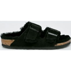 Birkenstock - Kapcie Arizona Fur. Czarne obuwie domowe Birkenstock, bez wzorów, z materiału, bez zapięcia. W wyprzedaży za 339.90 zł.