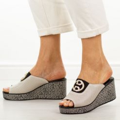 Beżowe skórzane klapki damskie na koturnie S.Barski 7012. Brązowe klapki S.BARSKI, z aplikacjami, z jeansu, z okrągłym noskiem, bez obcasa, na koturnie. Za 229.00 zł.