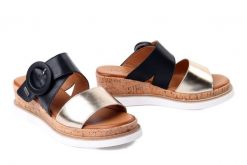 PIAZZA 900180-01 schwarz, klapki damskie. Czarne klapki Piazza, bez wzorów, bez obcasa. Za 254.92 zł.