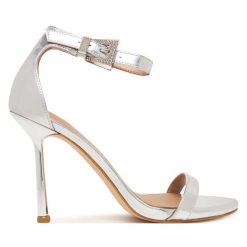 Sandały Guess. Szare sandały Guess, z aplikacjami, bez obcasa, na szpilce, bez zapięcia. Za 719.99 zł.