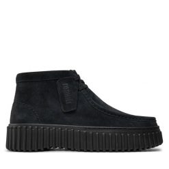 Botki Clarks. Czarne botki Clarks, bez wzorów, bez obcasa, na płaskiej podeszwie, bez zapięcia. Za 599.99 zł.