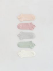 Krótkie skarpetki z haftem 5 pac - pastelowy róż. Czerwone skarpety Reserved, bez wzorów. Za 49.99 zł.