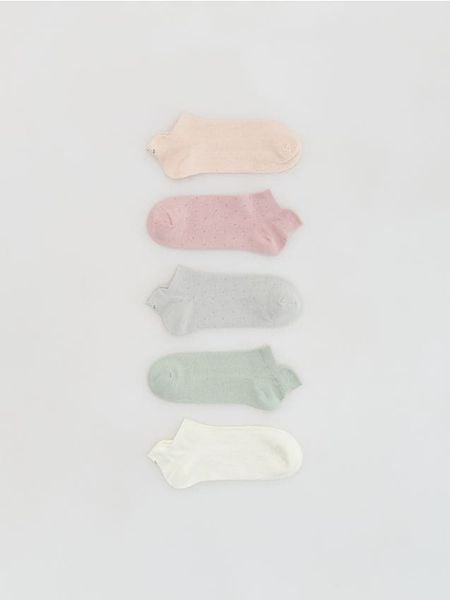 Krótkie skarpetki z haftem 5 pac - pastelowy róż. Czerwone skarpety Reserved, bez wzorów. Za 49.99 zł.