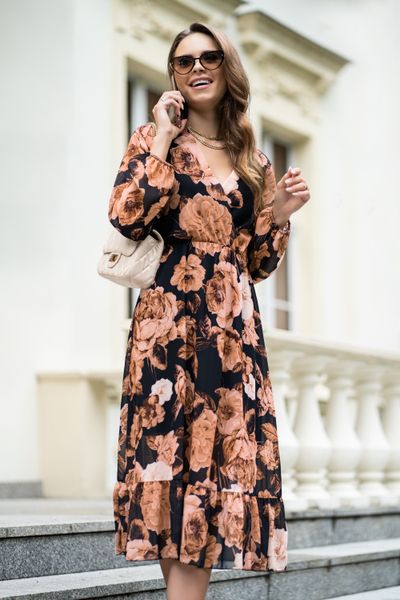 Sukienka Midi w Duże Kwiaty z Kopertowym Dekoltem. Sukienki Merribel, uniwersalny, bez wzorów, z materiału, wizytowe, bez kołnierzyka, bez ramiączek, midi, kopertowe. Za 159.90 zł.