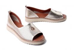 ARTIKER RELAKS 56C2537 złoty, sandały damskie. Żółte sandały Artiker Relaks, bez wzorów, bez obcasa, na płaskiej podeszwie, bez zapięcia. Za 249.90 zł.