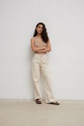 Spodnie jeansowe z szerokimi nogawkami w kolorze LIGHT BEIGE - MANHATTAN-L. Brązowe spodnie materiałowe Marsala, na co dzień, l, z aplikacjami, z denimu. W wyprzedaży za 367.92 zł.