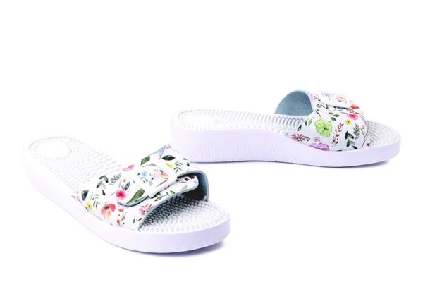 SANITAL FLEX KF-01 prato, klapki damskie. Białe klapki Sanital-Flex, bez wzorów, bez obcasa, na koturnie. Za 94.99 zł.