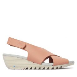 Sandały Fly London. Czerwone sandały Fly London, bez wzorów, bez obcasa, na koturnie, bez zapięcia. Za 420.99 zł.