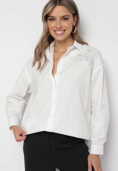 Biała Bawełniana Koszula Ozdobiona Naszywką z Perełkami i Cekinami Merisaura. Białe koszule Born2be, l, z aplikacjami, z bawełny, klasyczne, bez kołnierzyka, bez ramiączek. Za 44.99 zł.